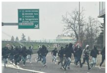 Tifosi di Fiorentina e Roma si scontrano sull’autostrada nei pressi di Bologna